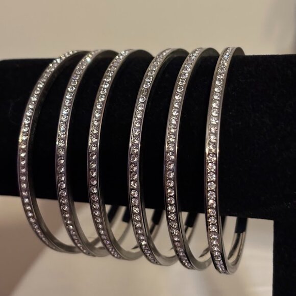 Beautiful set of 6 Crystal Bracelets in Silver Tone (size 8.5) with pouch - Picture 1 of 14
